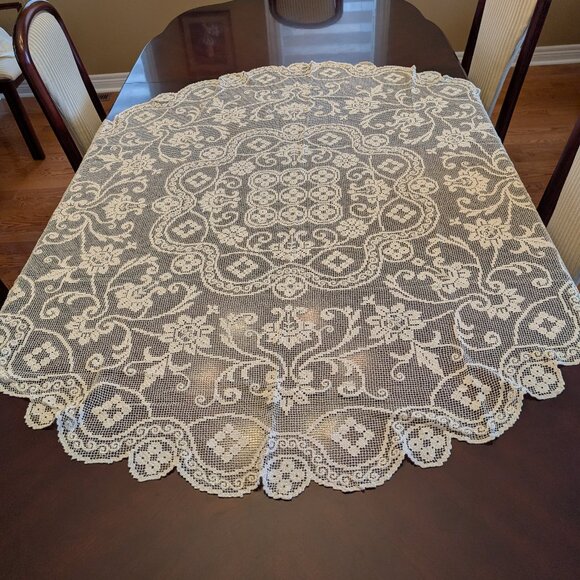 Vintage round lace tablecloth, 58 Inch Diameter - Picture 1 of 6